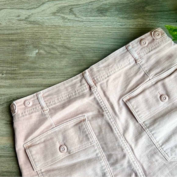 American Eagle Mid Rise Utility Pocket Shorts Light Pink Raw Frayed Hem Size 6 - Picture 12 of 13